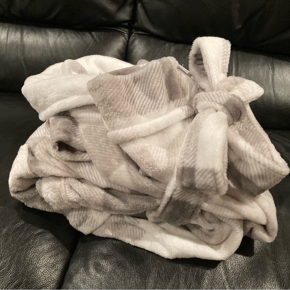 NWT Sonoma Plush robe in size M. Grey plaid. - Picture 12 of 12